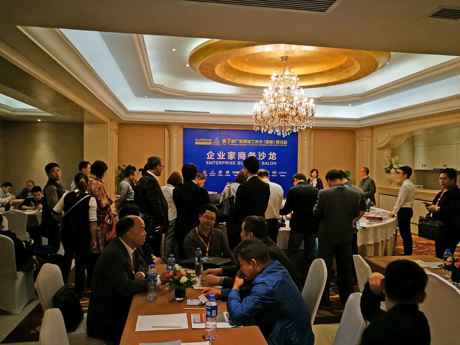 2016年11月12日下午，企業(yè)家商務(wù)沙龍專場實景。此專場為本年首次設(shè)置，為企業(yè)家搭建了溝通交流及商務(wù)對洽的橋梁。