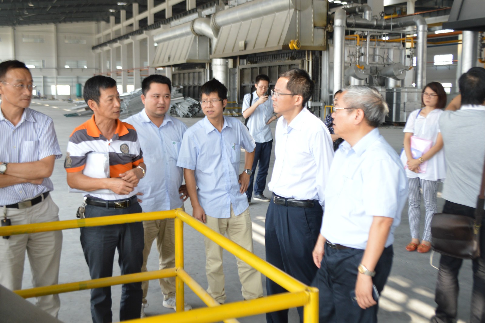 2014年10月15日，協(xié)會專家組到新興新合鋁業(yè)走訪，與企業(yè)技術(shù)人員交流