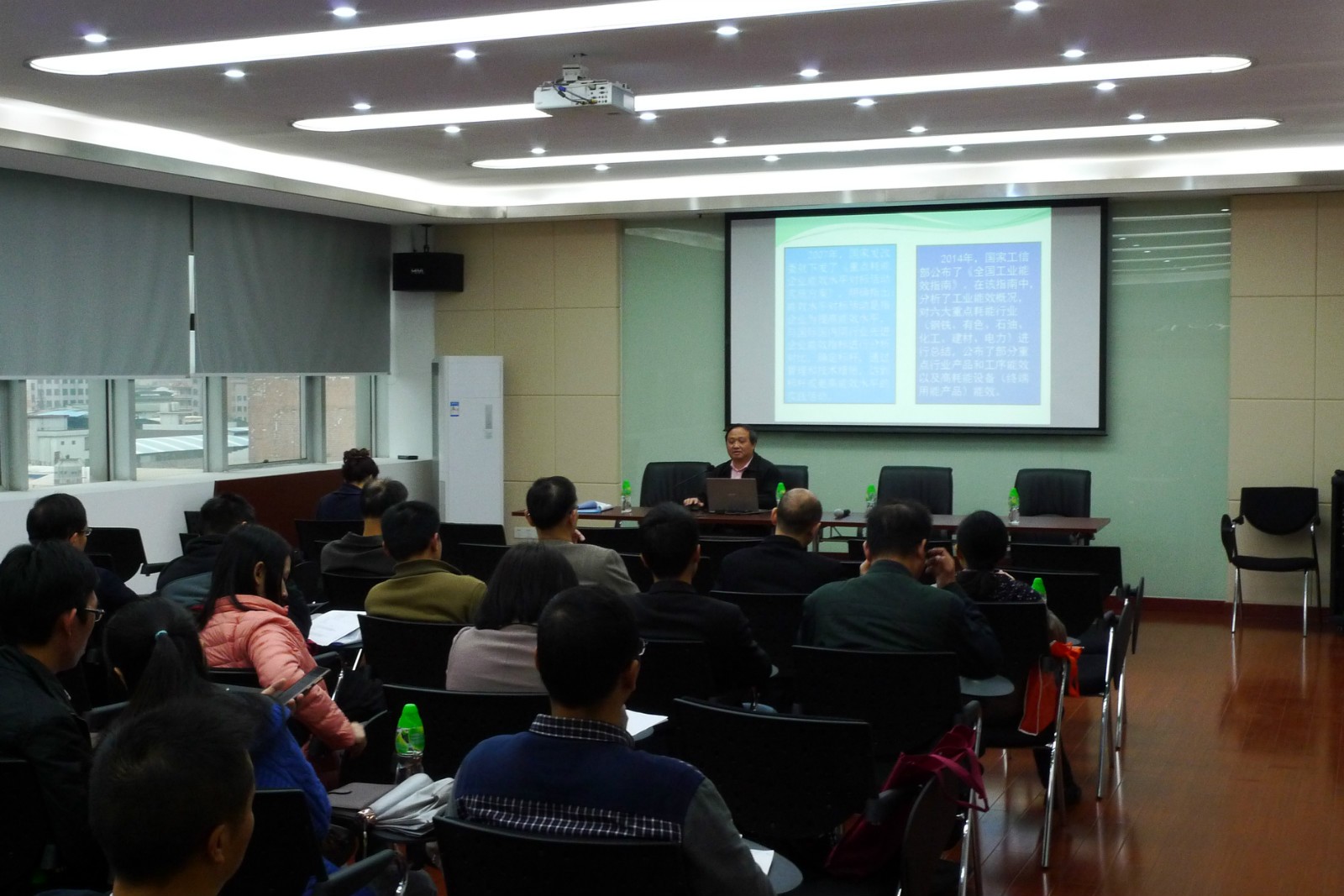 2015年12月14日，廣東省有色金屬學(xué)院與南海鋁型材行業(yè)協(xié)會(huì)共同舉辦了碳排放宣講會(huì)。