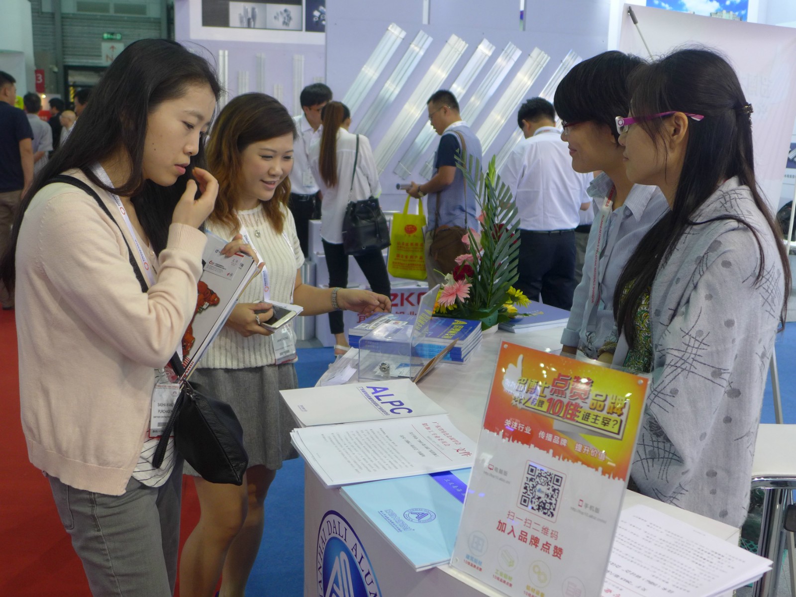 2015年7月8日，協(xié)會(huì)秘書處工作人員向到訪展位的客商介紹南海鋁型材的有關(guān)情況