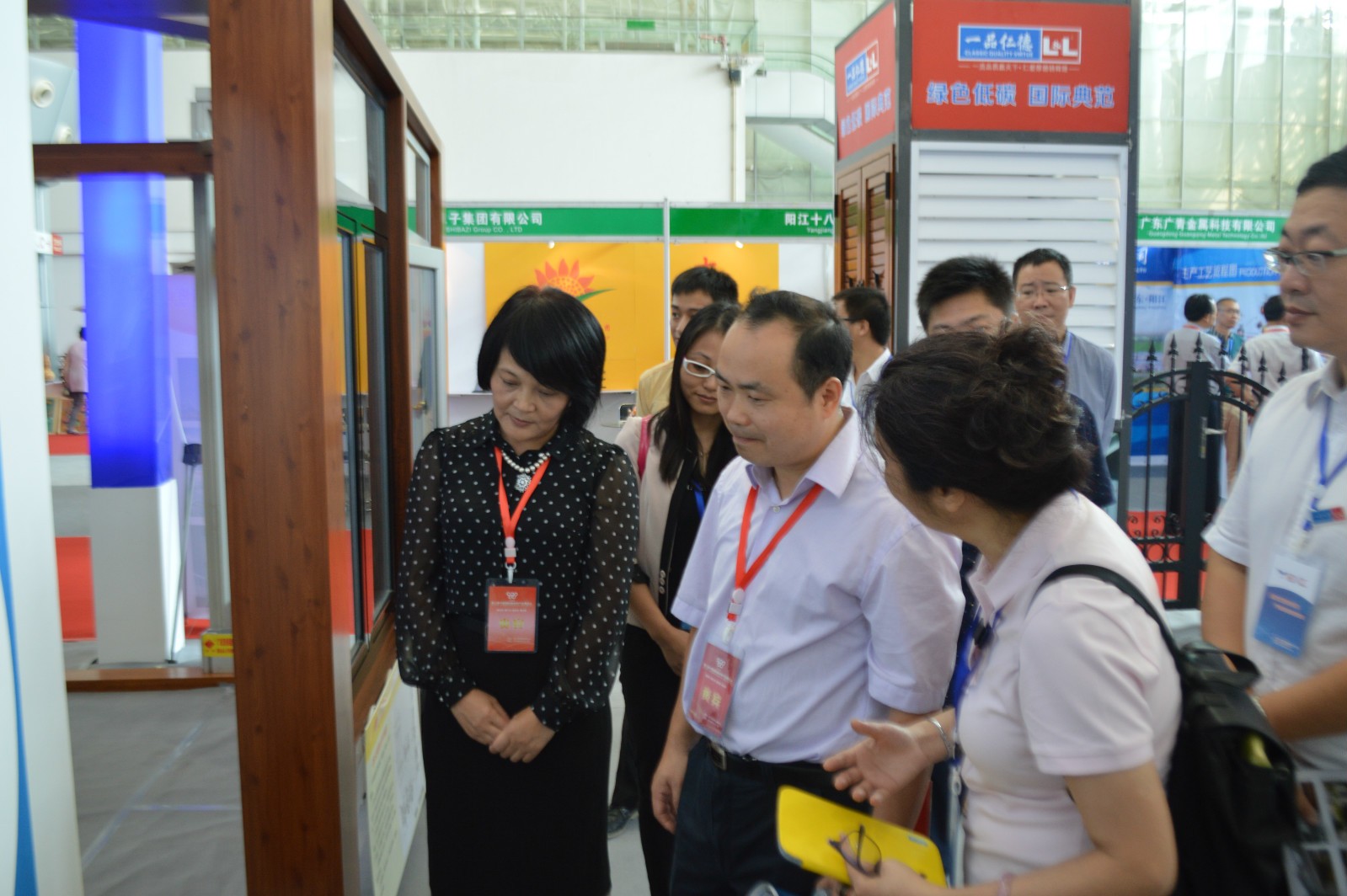 2014年9月1日，國家工信局領(lǐng)導(dǎo)在哈爾濱新材料展上，參觀南海鋁材企業(yè)展位